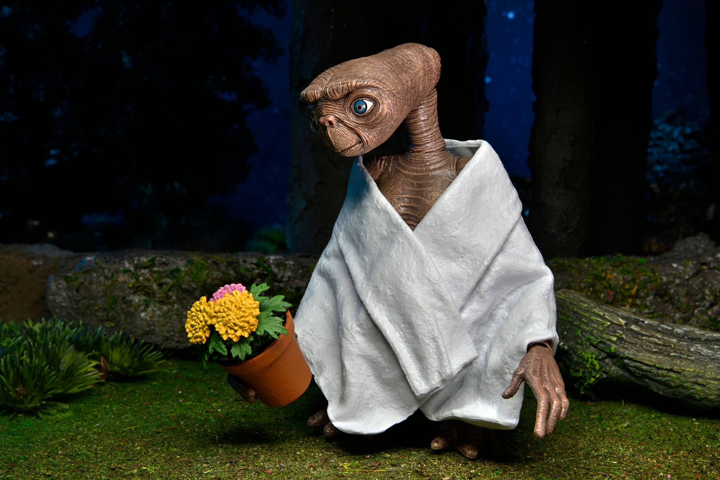 NECA 40th Anniversary Collectible 7-Inch Scale Ultimate E.T. The Extra-Terrestrial Action Figure