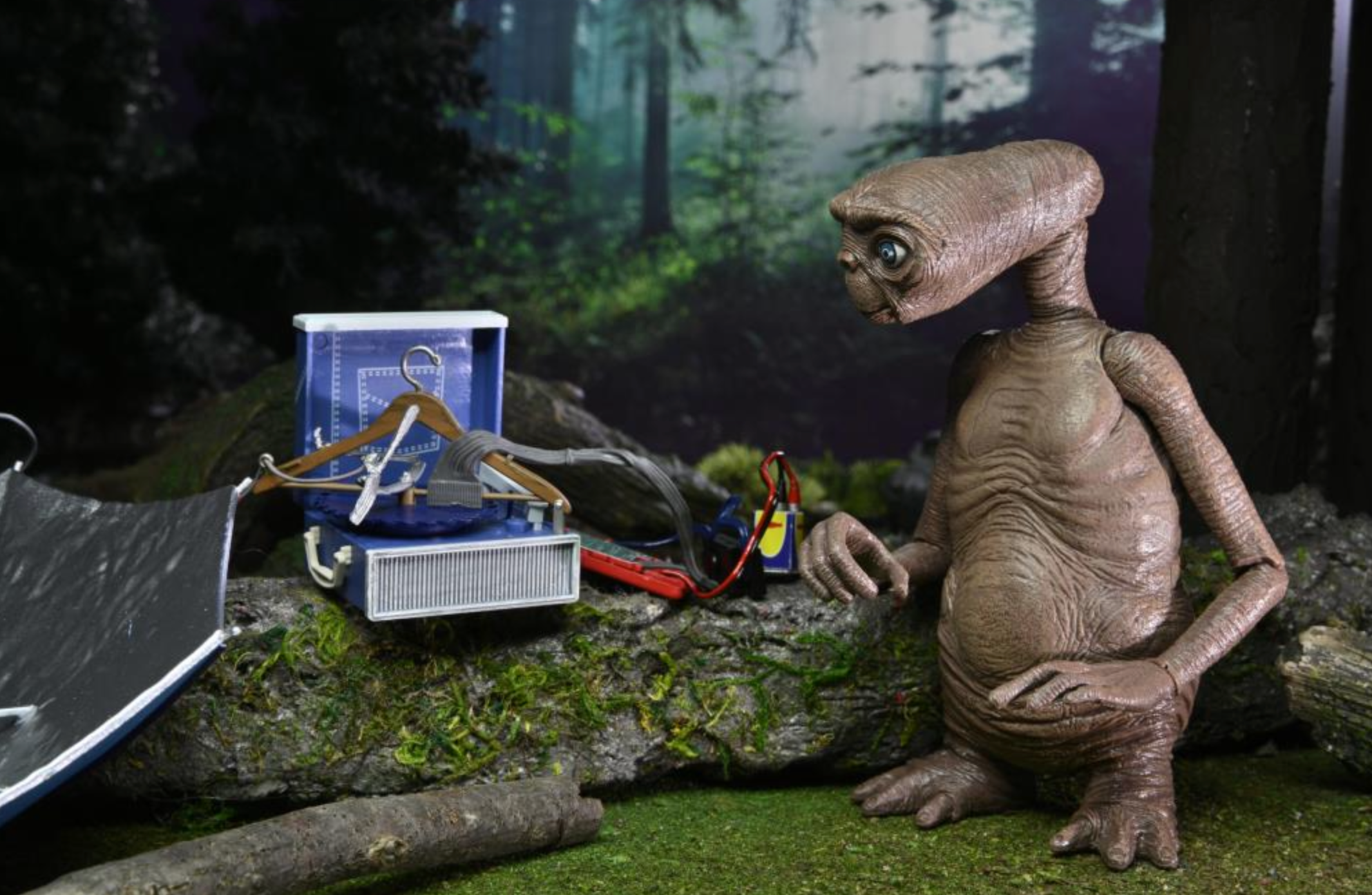 40th Anniversary E.T. The Extra-Terrestrial Deluxe LED Light-Up Action Figure