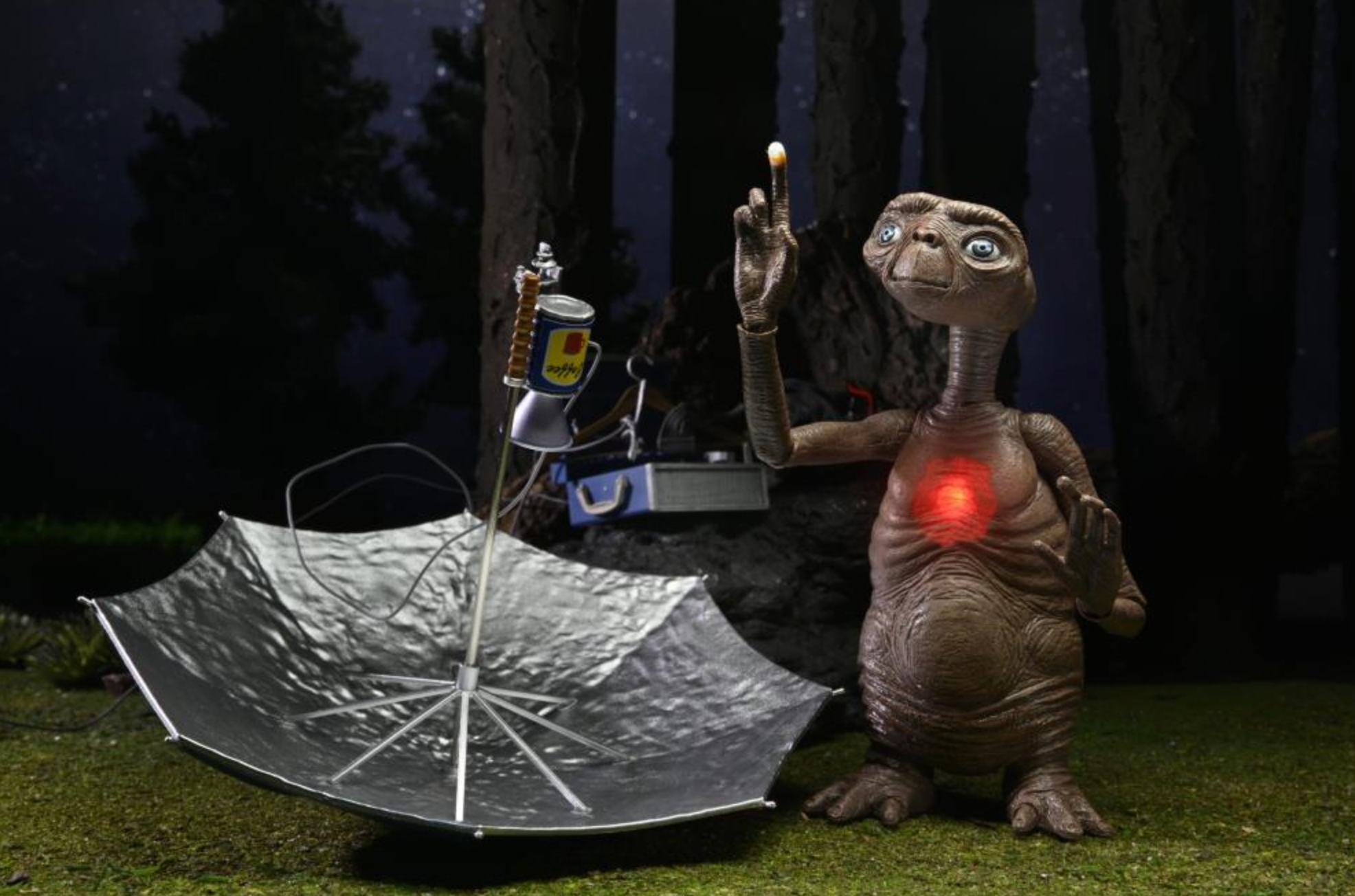 40th Anniversary E.T. The Extra-Terrestrial Deluxe LED Light-Up Action Figure