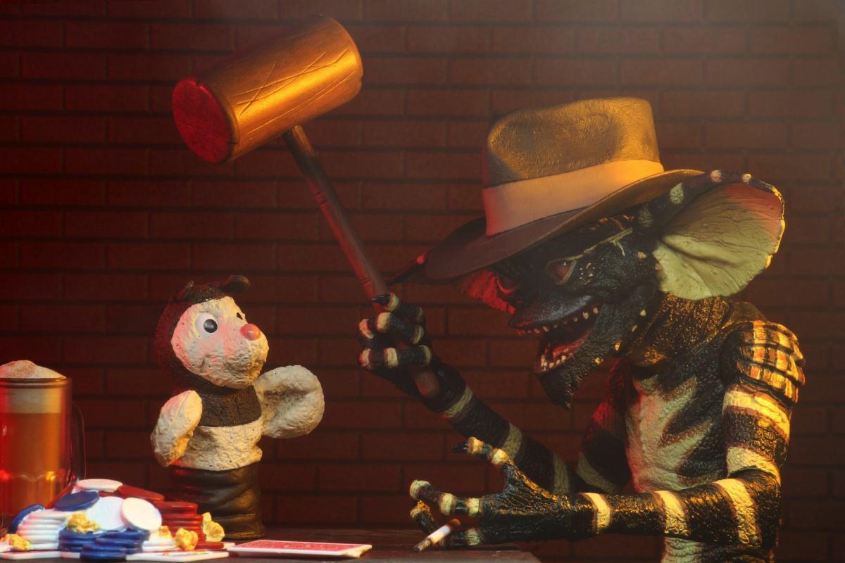 Ultimate 7 - Scale Gremlins Flasher Action Figure with Cool Accessories