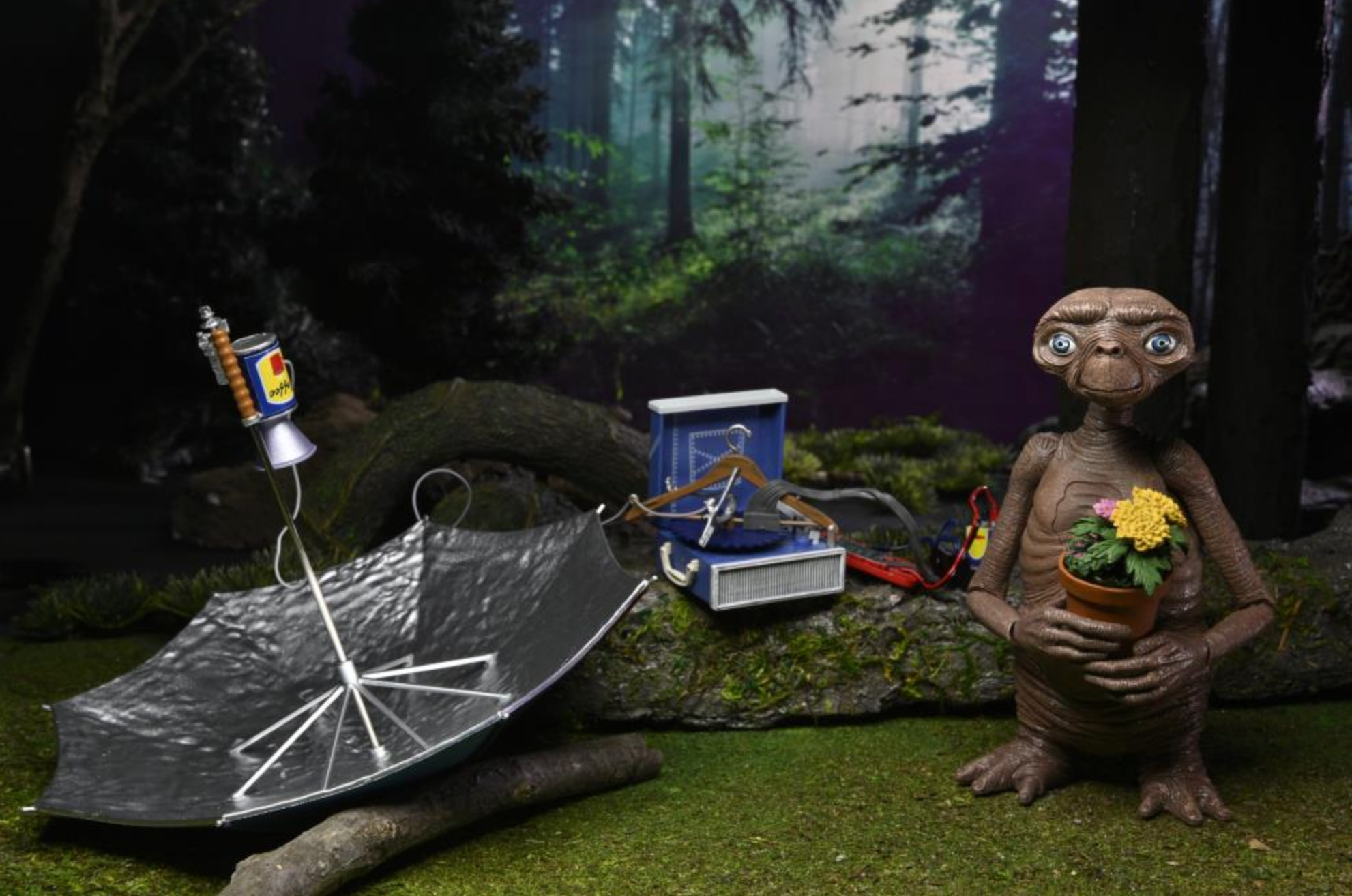 40th Anniversary E.T. The Extra-Terrestrial Deluxe LED Light-Up Action Figure