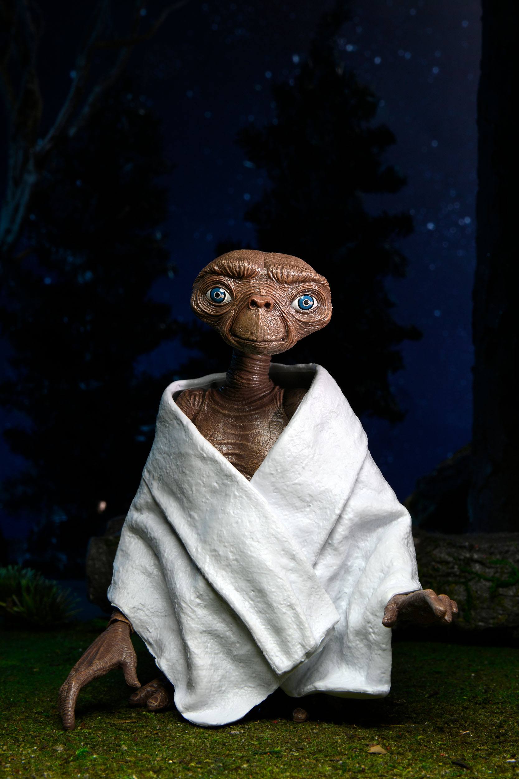 NECA 40th Anniversary Collectible 7-Inch Scale Ultimate E.T. The Extra-Terrestrial Action Figure