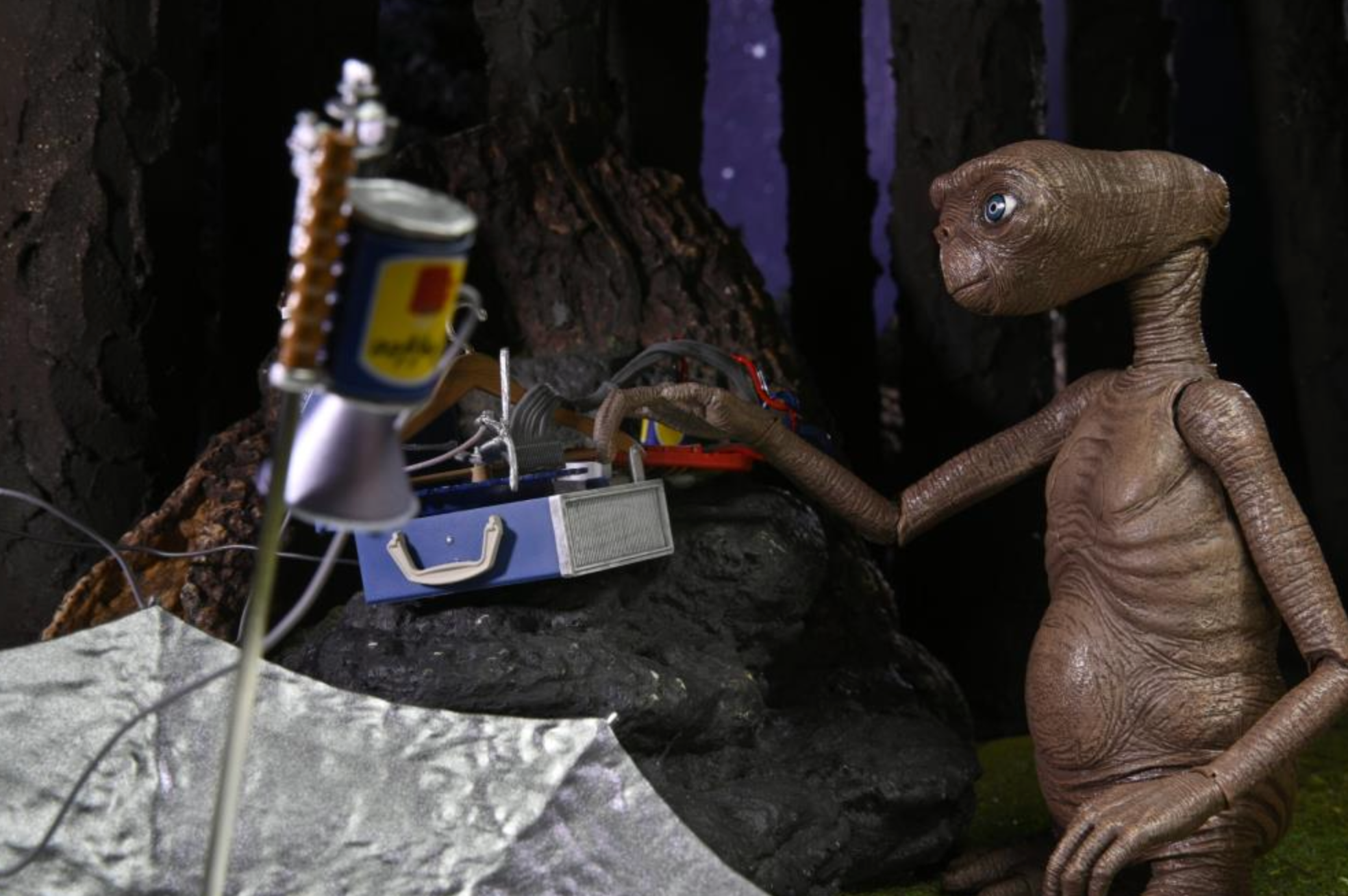 40th Anniversary E.T. The Extra-Terrestrial Deluxe LED Light-Up Action Figure