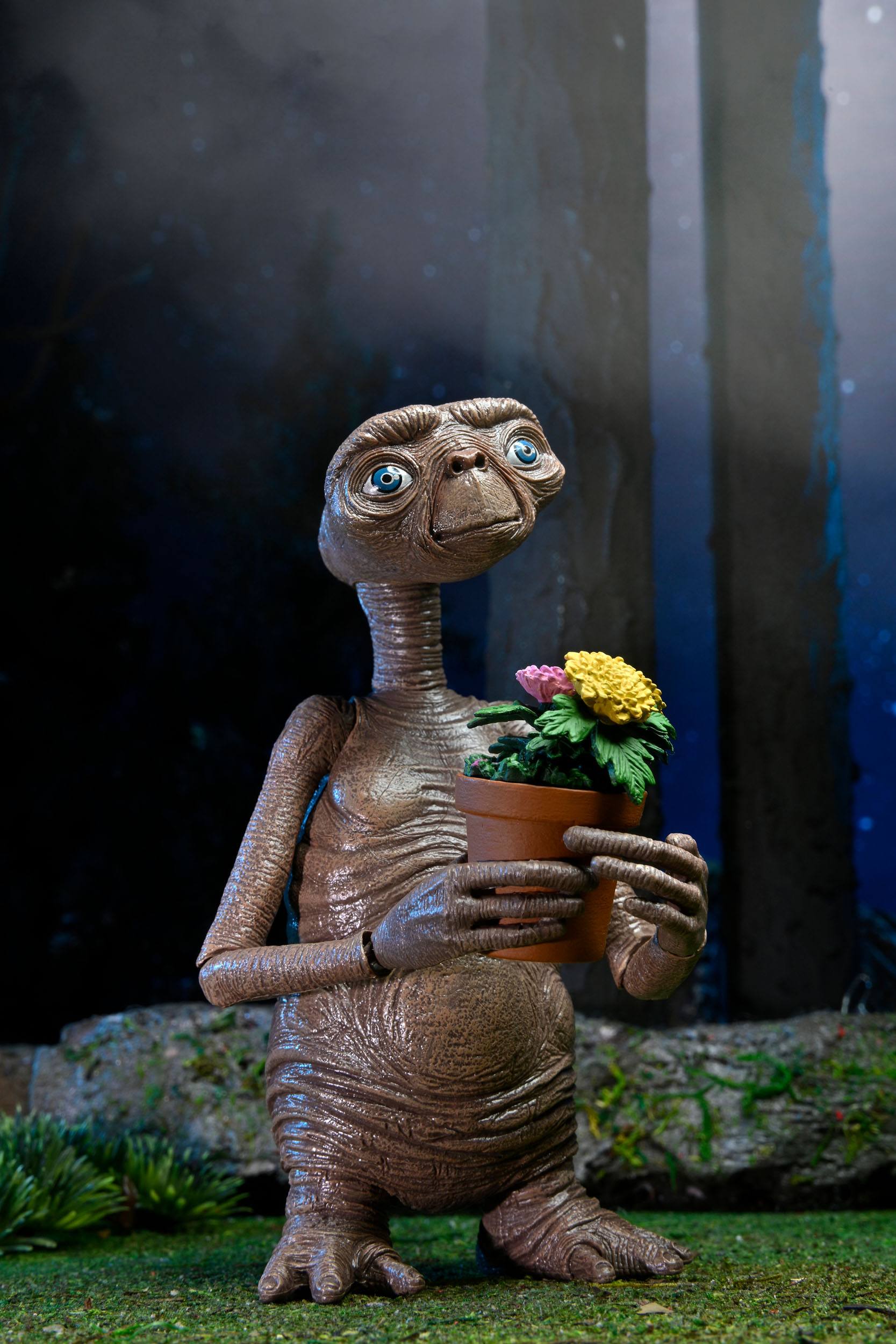 NECA 40th Anniversary Collectible 7-Inch Scale Ultimate E.T. The Extra-Terrestrial Action Figure