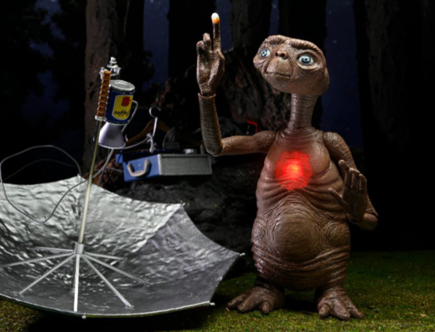 40th Anniversary E.T. The Extra-Terrestrial Deluxe LED Light-Up Action Figure