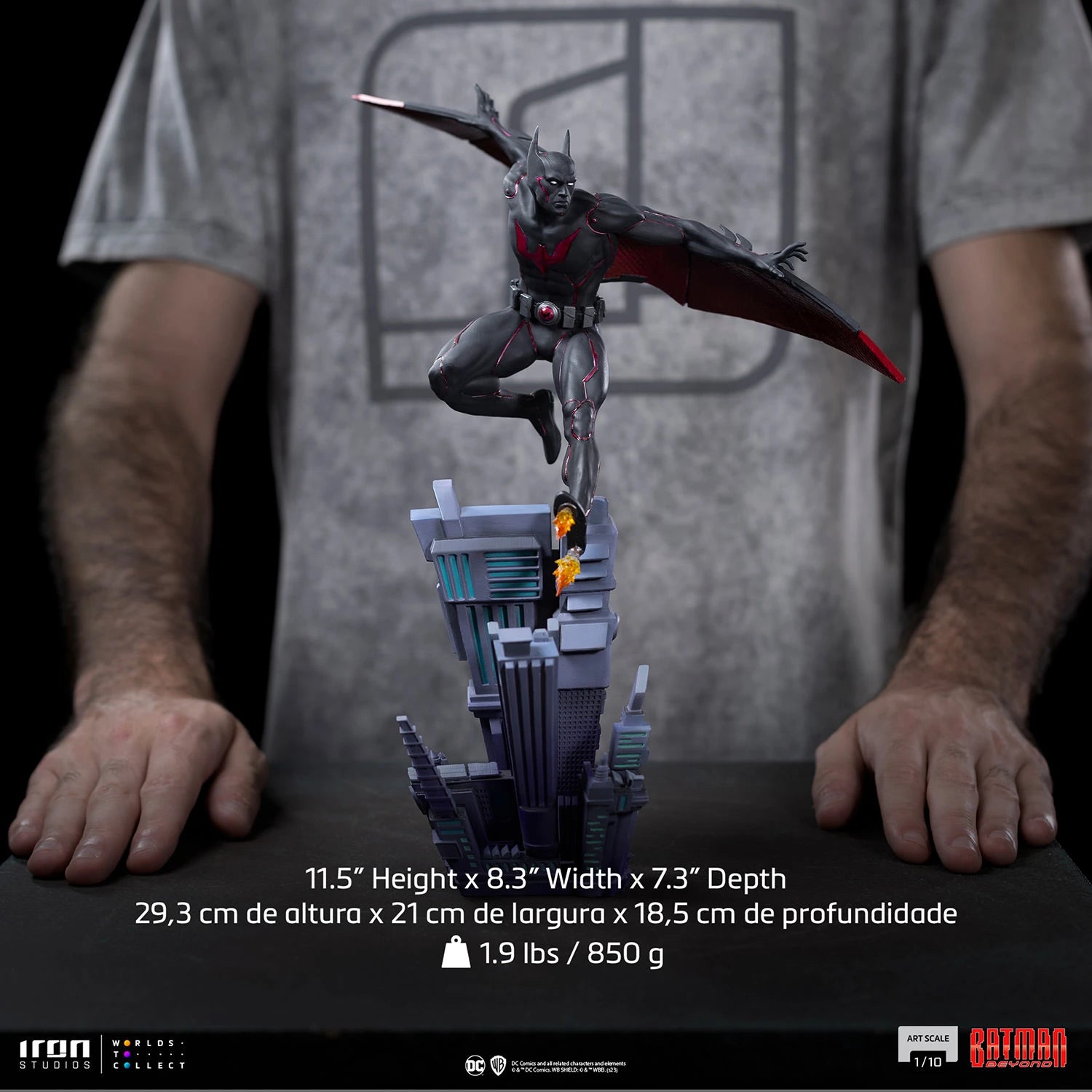 Iron Studios 1/10 Art Scale Batman Beyond Statue - Futuristic Dark Knight