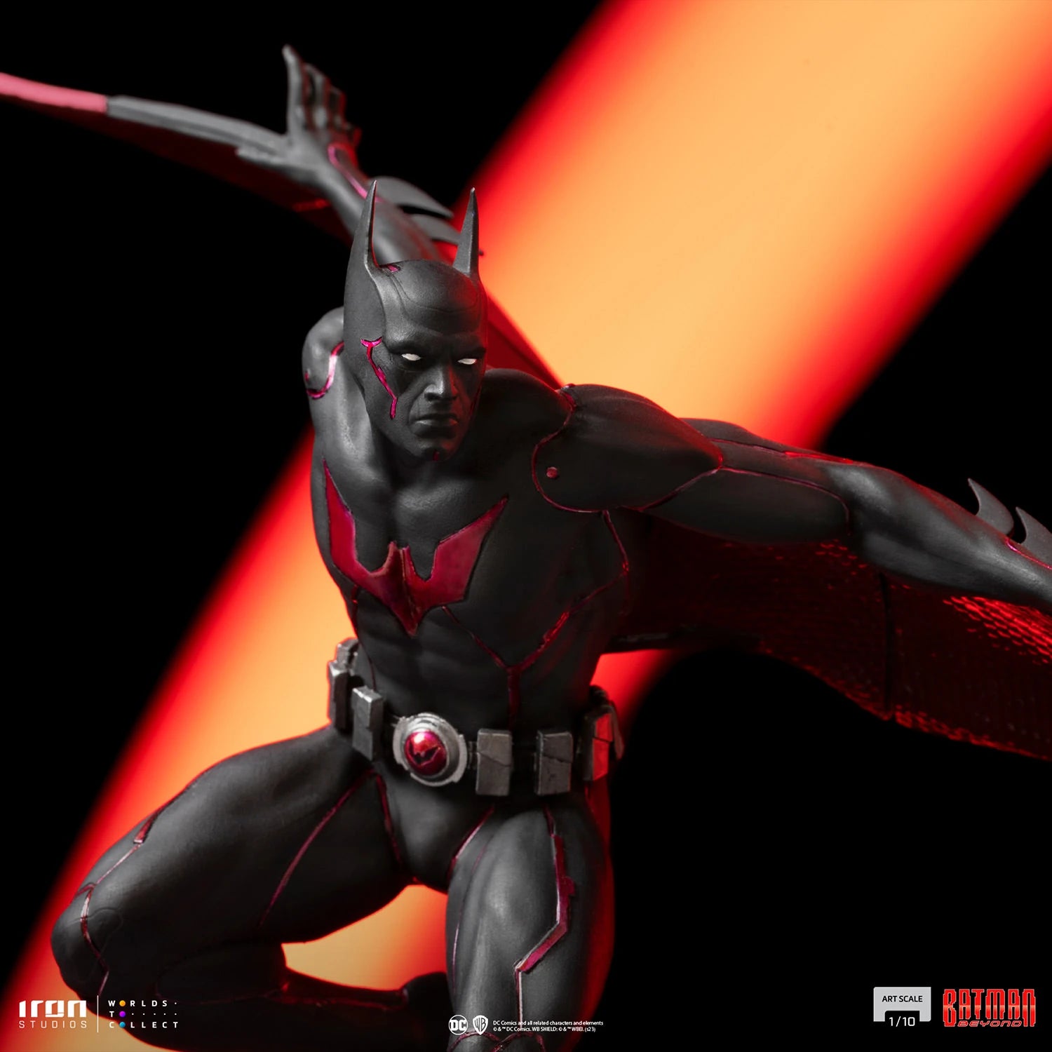 Iron Studios 1/10 Art Scale Batman Beyond Statue - Futuristic Dark Knight
